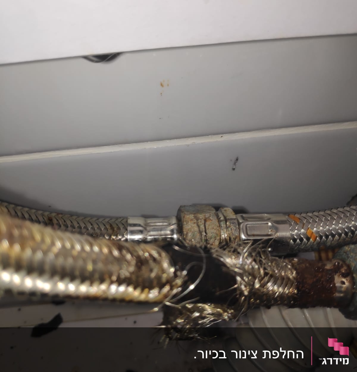 צינורות מתכת מחוברים עם חלודה ונזק